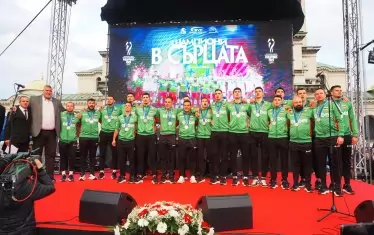 Отборът на България, спечелил сребърните медали на Мондиал 2025, позира пред хилядите фенове на площада.