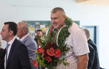 Президентът на волейболната федерация Любомир Ганев и спортният министър Иван Пешев на летището.