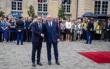 Официалното предаване на властта между Байру и Льокорню