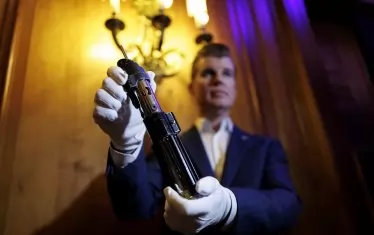  Служител на Propstore показва ценния експонат преди аукциона.