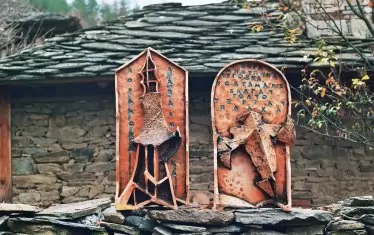 Майстор на керамиката създава магия с обекти от глина и хартия