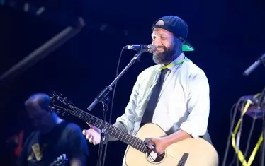 Вокалистът на No More Many More Методи Кръстев излезе и се раздаде пред публиката със счупен пръст на левия крак.