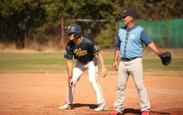 Две от емблемите на българския бейзбол рамо до рамо на първа база - Юрий Алкалай и Стефан Бешков.