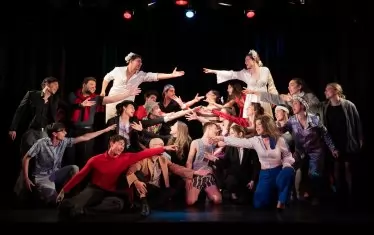  Мюзикълът на Джо ди Пиетро за първи път се поставя у нас, при това - на български език.