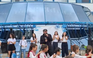 Сцената на "Българско школо" беше озарена от топлото присъствие на Стефан Вълдобрев, който поздрави учениците, давайки начало на кампанията "Да си грамотен е Cool".