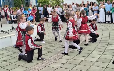 Малките ученици на "Българско школо" изпълниха народен танц.