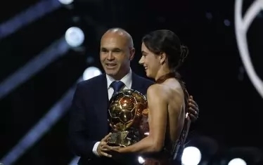 Айтана Бонмати получава наградата си за най-добра футболистка от легендарния си сънародник Андрес Иниеста.