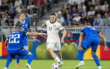 Халфът на Бундестима Флориан Вирц (в бяло) се чуди какво да измисли срещу напиращите за топката словашки футболисти при загубата на Германия в Братислава.