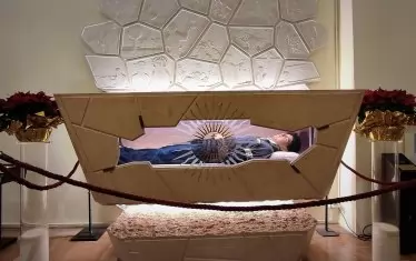 Тялото на Карло Акутис, облечено в дънки и маратонки, е положено в "Санта Мария Маджоре" в Асизи.