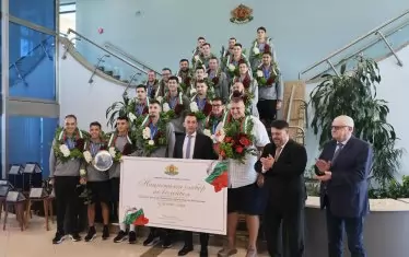 Световните вицешампиони позират с чека за 520 000 лв., връчен им от министерството на младежта и спорта.