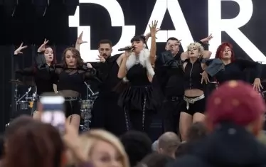 Дара направи отлично впечатление с добре подбрания си и аранжиран 30-минутен откриващ сет за вечерта.