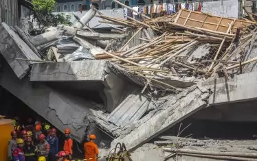 38 души са затрупани след срутване на училище в Индонезия