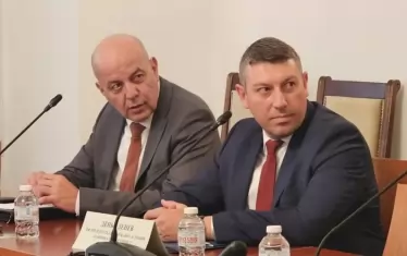  Временният шеф на ДАНС Деньо Денев (вдясно) с шефа на цивилното разузнаване, но иначе от военното разузнаване Антоан Гечев