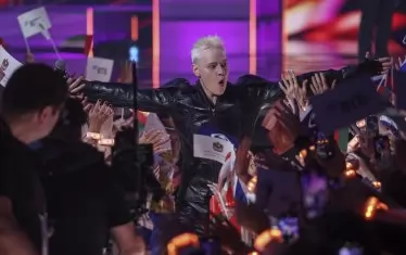 Пропагандонът Шаман на сцената.