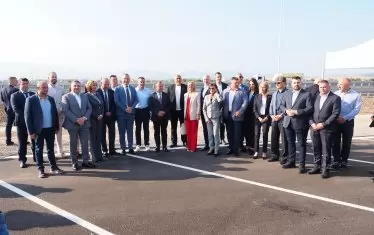 Цял автобус хора се наредиха за снимка на новата магистрала
