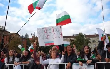 Няколко хиляди души се събраха пред храм-паметника "Св. Александър Невски" в София.