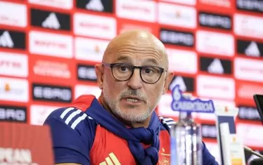 Луис де ла Фуенте, селекционер на европейския шампион Испания, отговаря на въпрос по време на пресконференцията му в София преди утрешния мач с България.