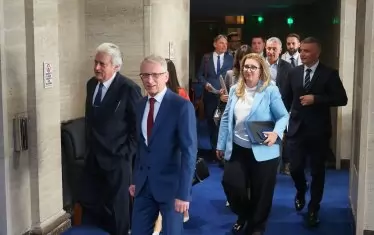 Парламентът обсъжда петия вот на недоверие