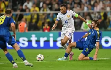 Защитникът на Украйна и "Пари Сен Жермен" Илия Забарний (вдясно) влиза в краката на капитана на Франция Килиан Мбапе на мача във Вроцлав.
