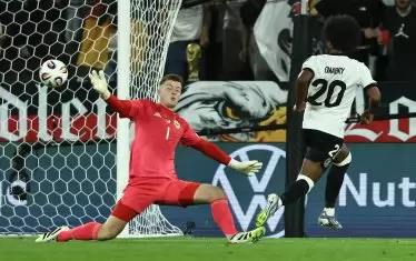 Футболистът на "Байерн" Серж Гнабри (вдясно) открива резултата при победата на Германия над Северна Ирландия в Кьолн.