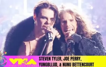Стивън Тайлър и Yungblud в момент от изпълнението в памет на великия Ози.
