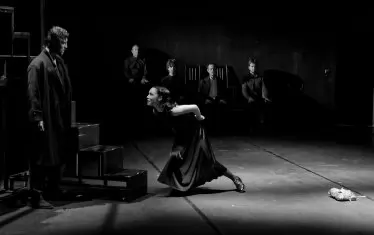 Експресивна сцена от спекткакъла: в центъра е Настася Филиповна.