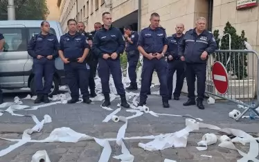 Полицаи пазят сградата на МВР.