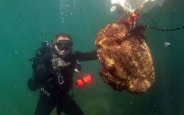  Изваждане на котва от морето край нос Киллик.