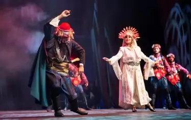 За нуждите на бляскавото шоу са изработени над 1000 оригинални костюма и аксесоари за тях.