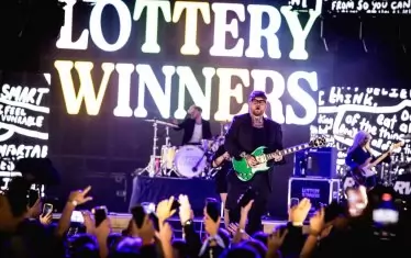 Lottery Winners са подгряващи по време на европейската част от турнето на Роби Уилямс, а техният фронтмен през цялото време в София вървя по тънкия лед между добрите шеги и халтурата, но също успя да подгрее за голямото шоу.