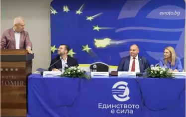 В името на еврото жужат дронове, летят цени и певци песни за него пеят