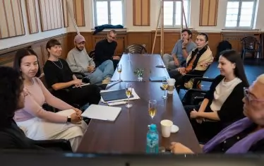 Снежина Петрова влиза в танцов спектакъл на сцената на Народния