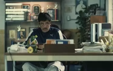  Бенисио дел Торо като Сенсей.