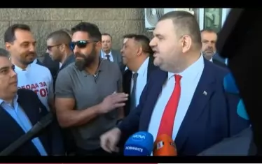 ПП принуди Пеевски да влезе пеш в парламента