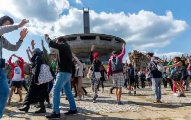 Спектакълът "Нонумент" предефинира паметниците от миналото като "чинията" на Бузлуджа.