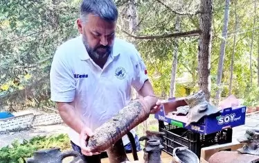  Проф. Иван Христов с част от намерените през сезона артефакти.