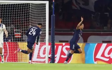 Капитанът на "Пари Сен Жермен" Маркиньос (вдясно) е хукнал да се радва, след като е вкарал първия гол срещу "Аталанта" още в 3-ата мин. на мача в Париж.