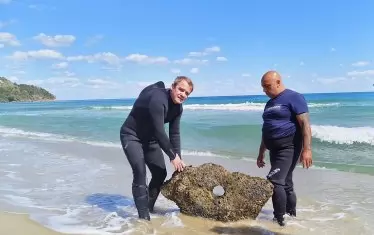  Първата находка на експедицията - каменна котва с отвор от началото на I хил. пр. Хр. 