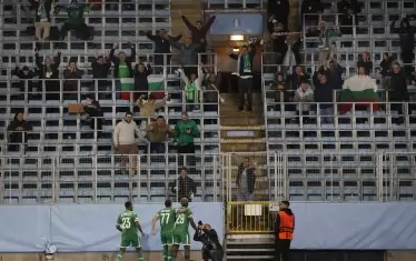 Ерик Биле (№29) празнува с феновете на "Лудогорец" гола си, с който направи резултата 2:0.