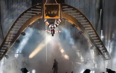 ...а в нейния край изпълни и спускане с въже от изградената на сцената ракета.