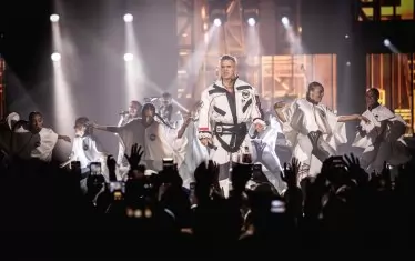 За първата си песен (Rocket) Уилямс се беше облякъл в костюм на астронавт...