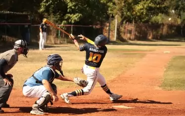 Един от двигателите на "Блус" Димитър Насъпов изстрелва с мощен суинг топката по лявата фал линия.