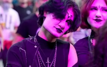 Пред сцената още от началото на фестивалния ден имаше фенове, гримирани и облечени подобаващо за концерта на The Sisters of Mercy.