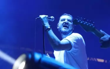 Вокалистът на Me and My Devil Ангел Каспарянов след преодоляването на проблемите с микрофона му.