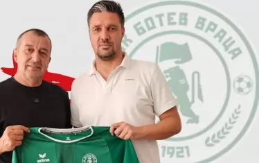 Досегашният селекционер на юношеския национален отбор (до 19 г.) Тодор Симов (вдясно) беше представен днес като треньор на "Ботев" (Вр) няколко часа след напускането на Христо Янев.