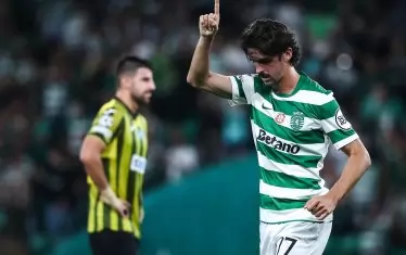 Дясното крило на "Спортинг" Франсиско Тринкао се радва на първия от двата си гола срещу "Кайрат".