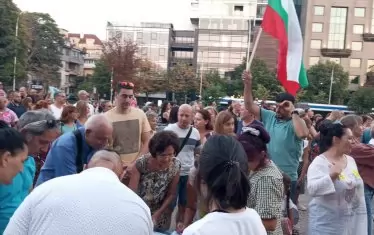  Демонстрантите събираха подписи за свободата на Коцев.