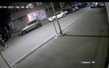 Силуети на млади хора се оттеглят, най-вероятно момчетата от автомобила.