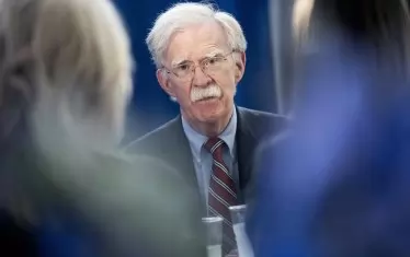 Бивш съветник на Тръмп е обвинен в злоупотреба с класифицирана информация