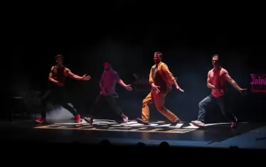  В "Петък вечер" - спеуктакъла за годишнината, има много хумор, рапиране, танци.